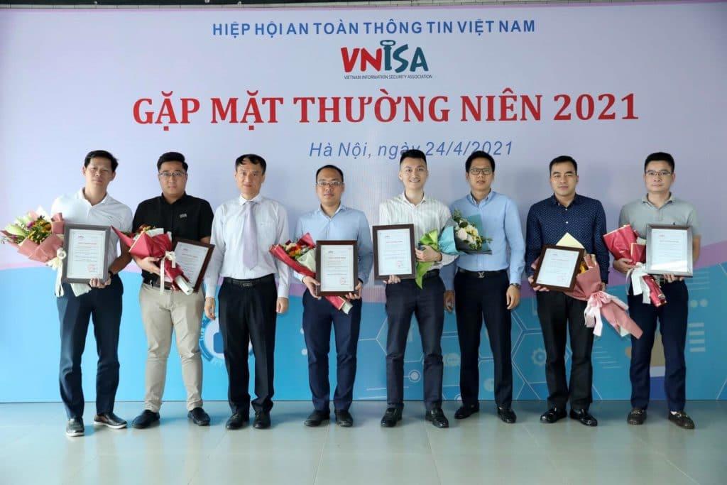 Đại diện công ty Nessar lên nhận bằng khen