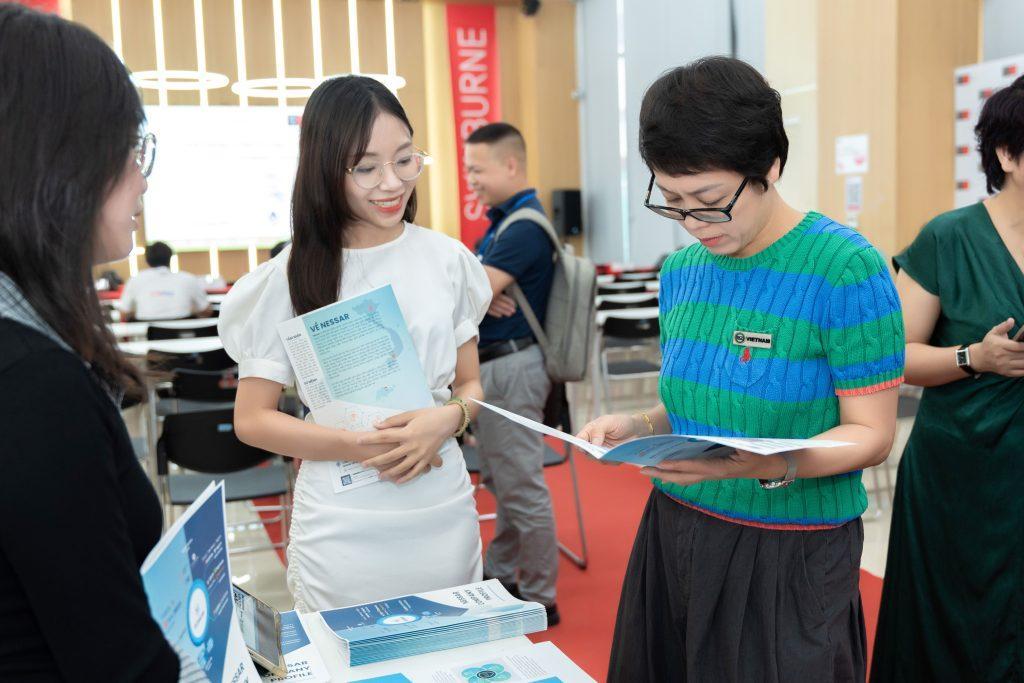 Hình 6. Đại diện ISC2 quan tâm tới giải pháp từ Nessar tại sự kiện