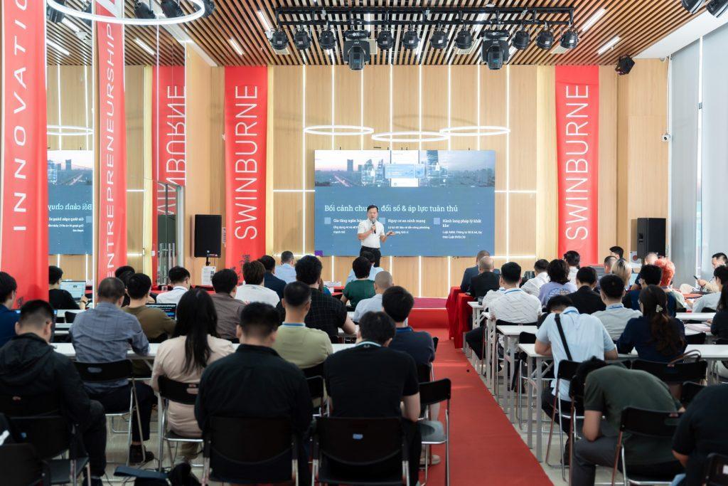 Ông Nguyễn Việt Hà – Giám đốc An ninh Thông tin Techcombank trình bày tại sự kiện